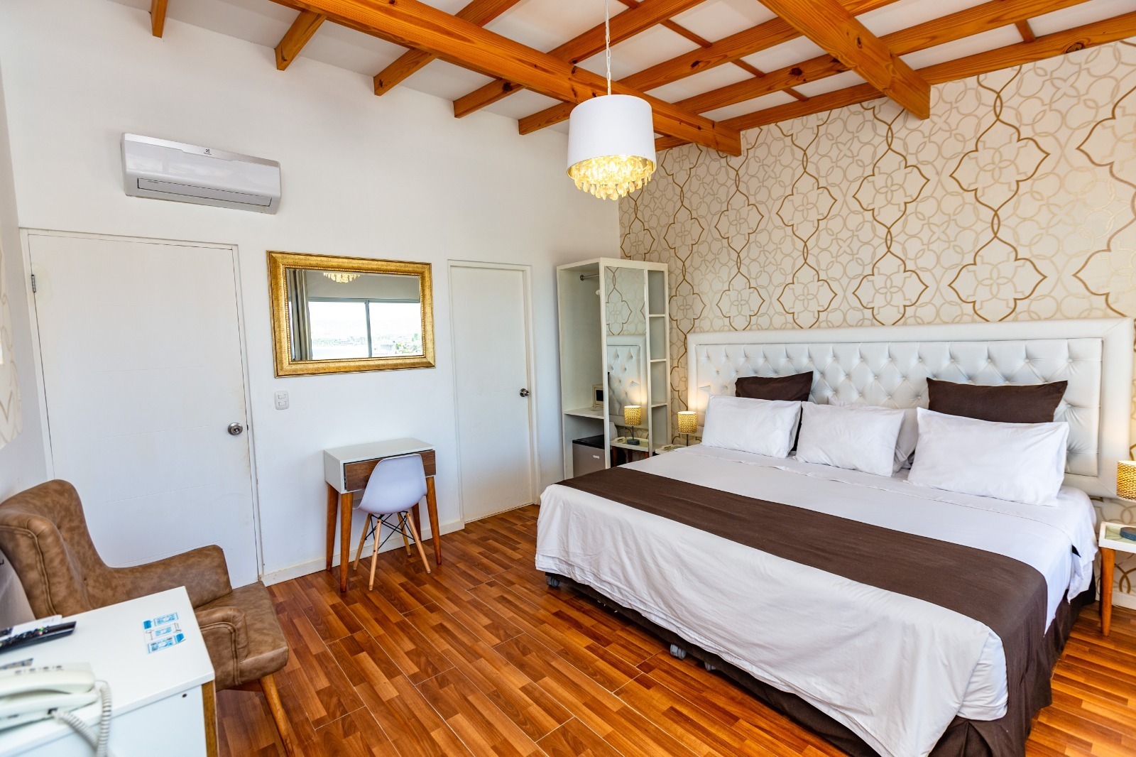 Dormitorio principal del Apartamento — cama doble, vigas de madera, A/C, Suites del Mar