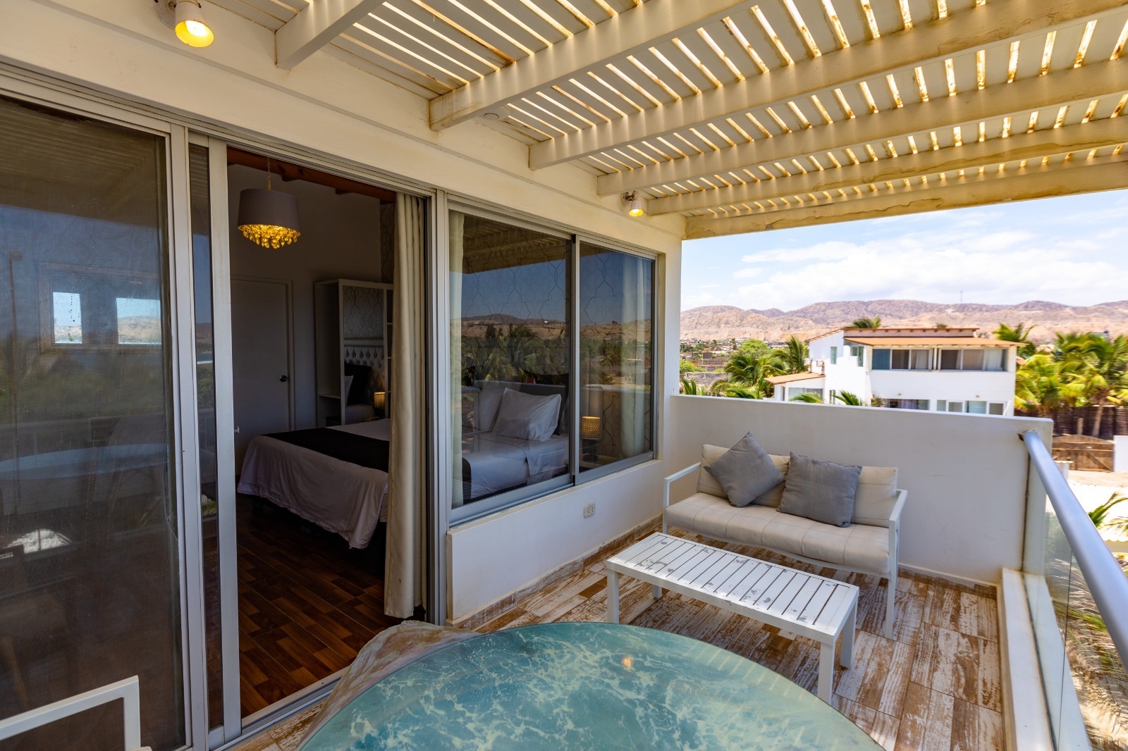 Terraza del Apartamento con sofá y vistas a Máncora