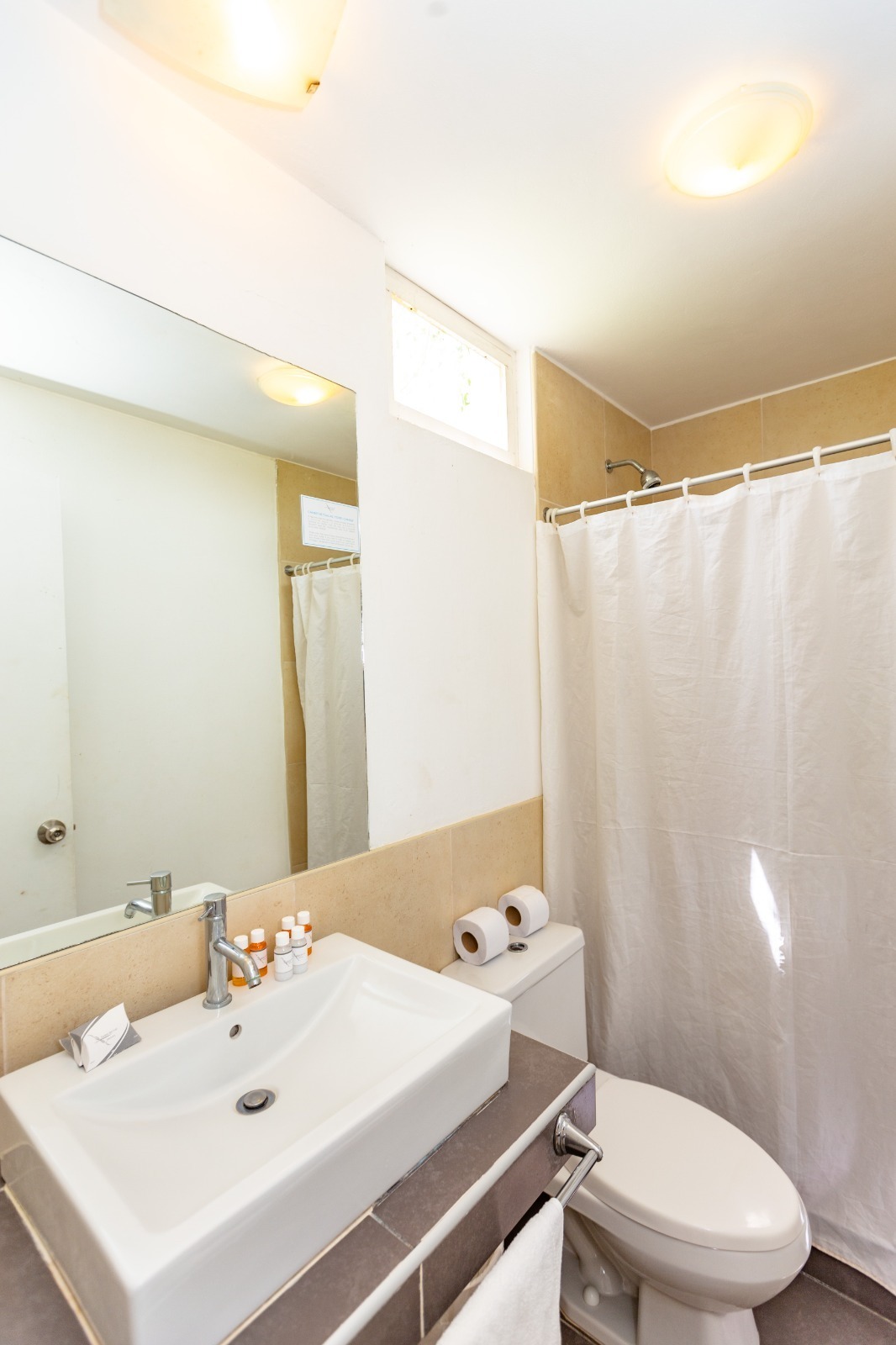 Baño privado Habitación Básica con amenities de Suites del Mar