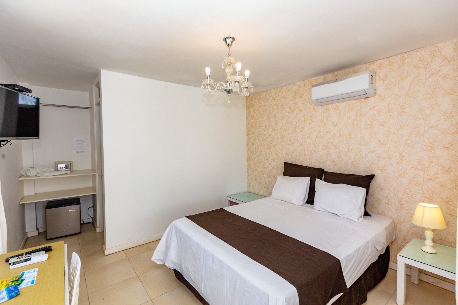 Habitación Básica Suites del Mar Máncora — dormitorio limpio y equipado