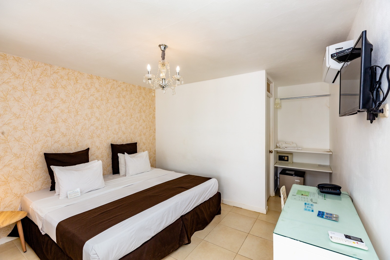Habitación Básica Suites del Mar Máncora — dormitorio equipado con TV y frigobar