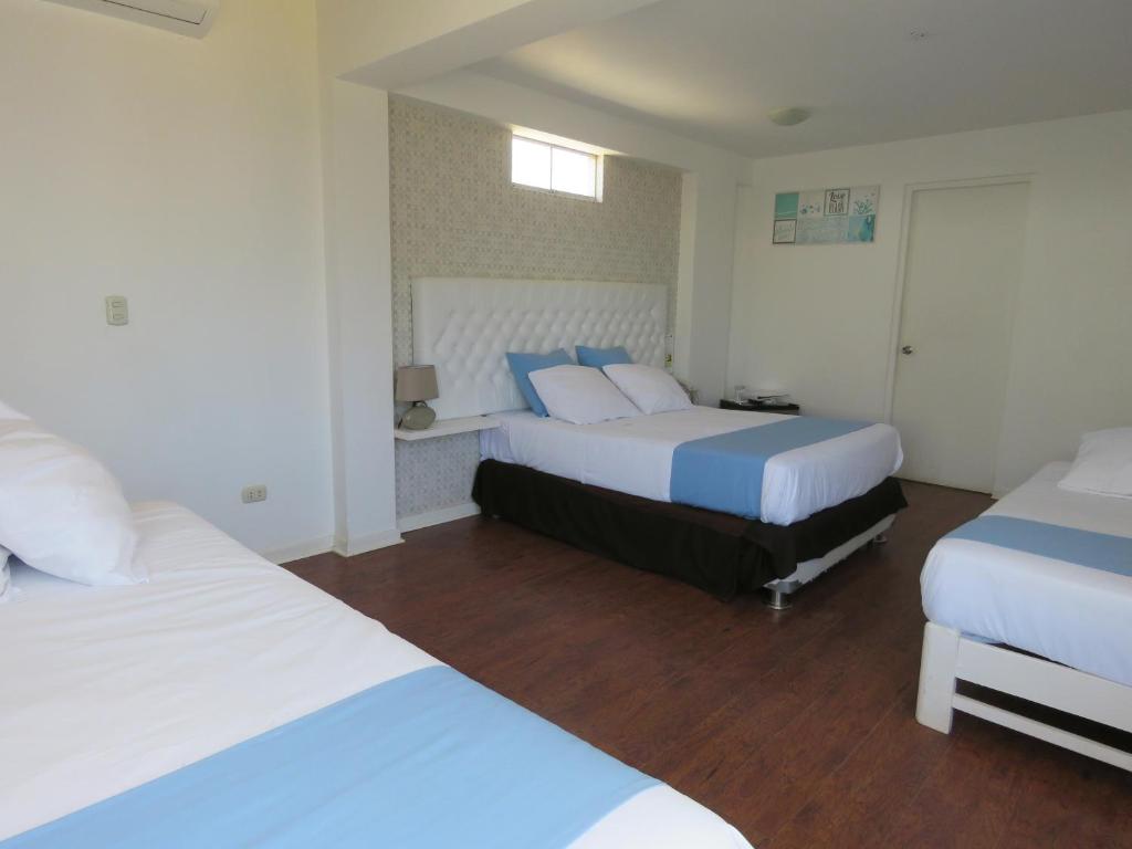 Habitación Familiar Suites del Mar Máncora — espacio para hasta 5 personas con varias camas