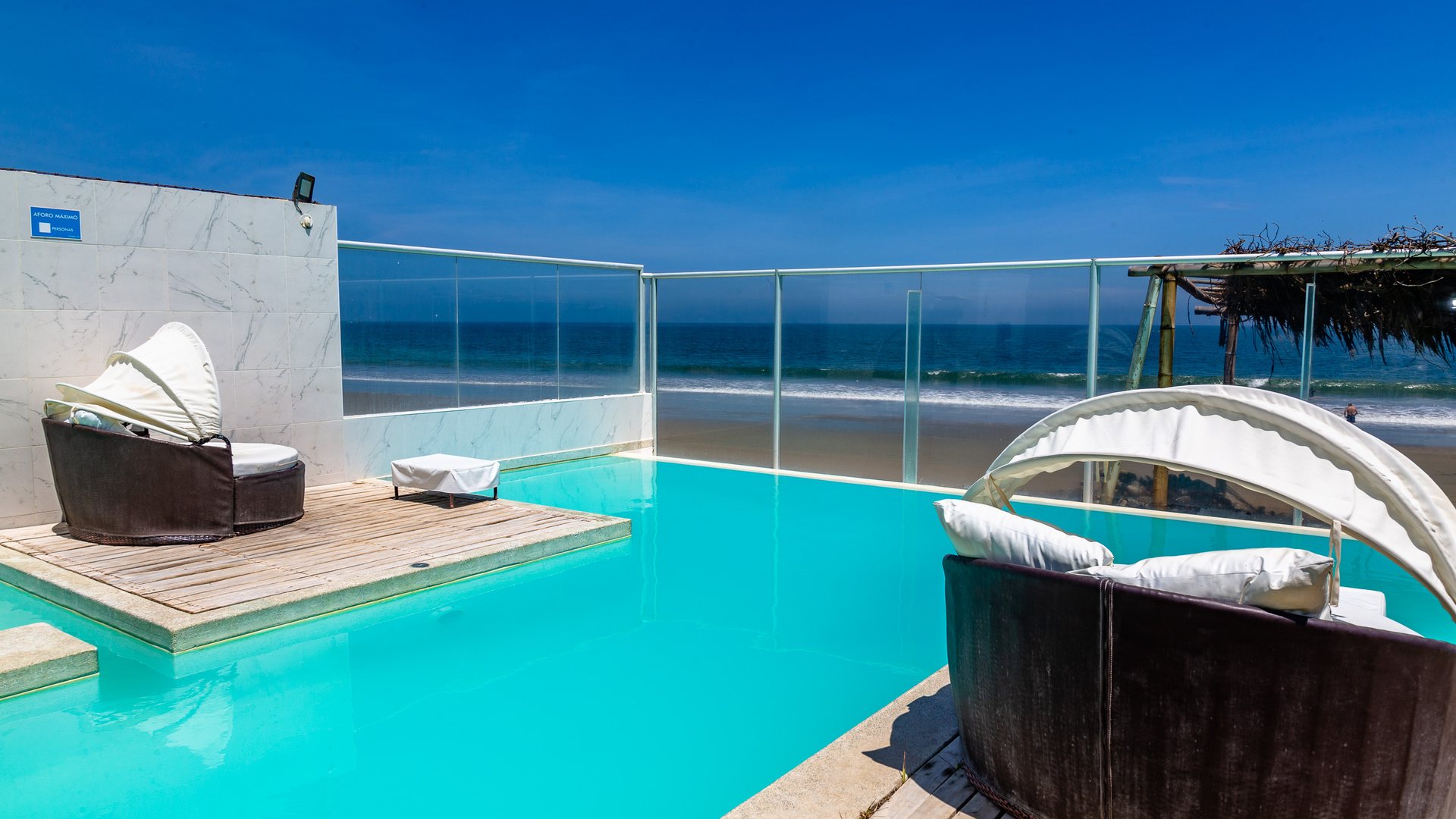 Piscina infinita Suites del Mar Máncora