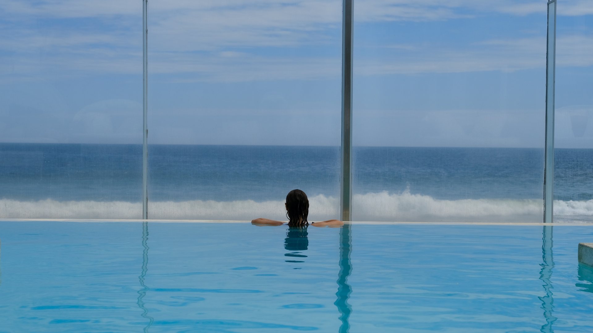 Piscina infinita de Suites del Mar Máncora con el Pacífico de fondo