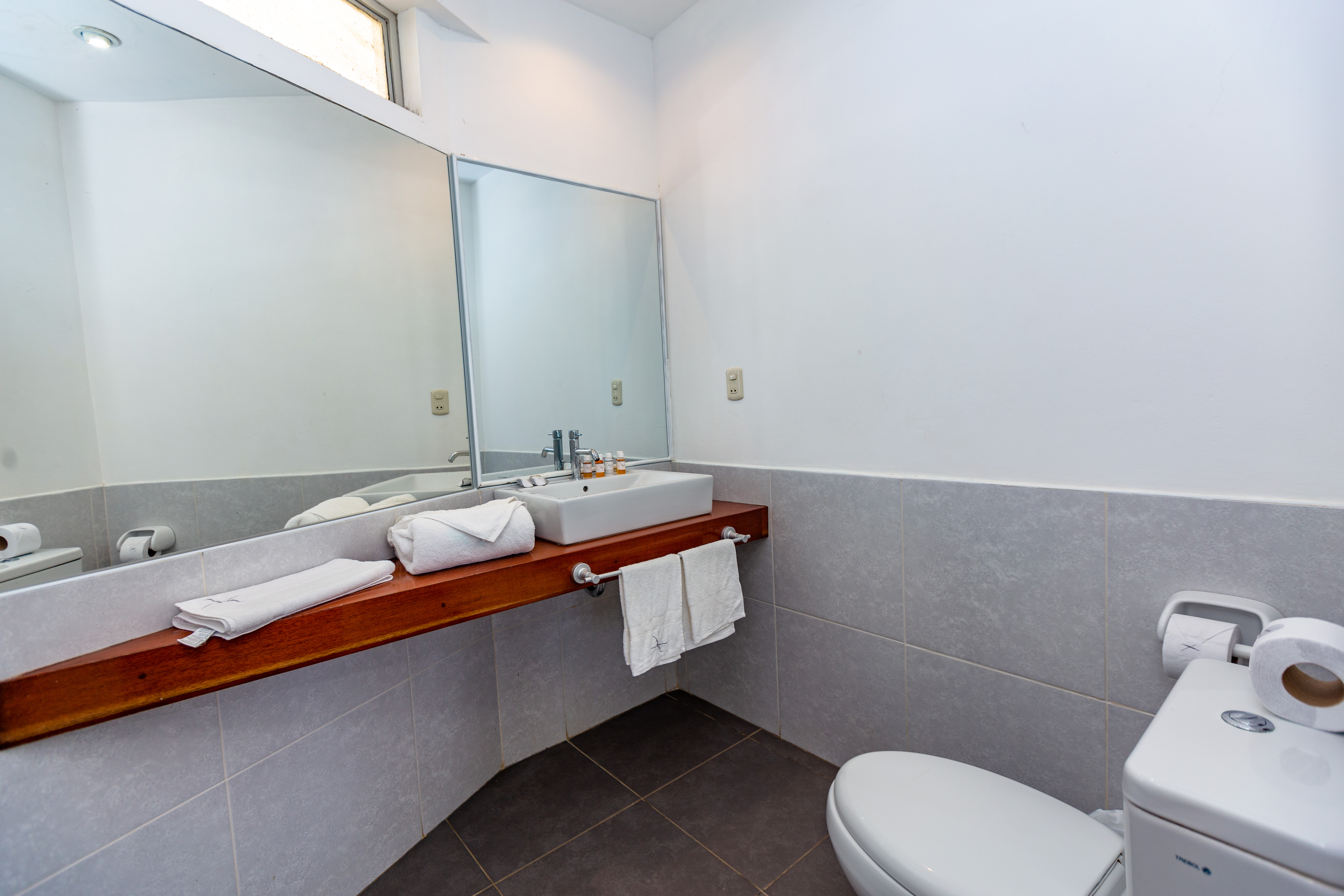 Baño Junior Suite Deluxe con amenities Suites del Mar