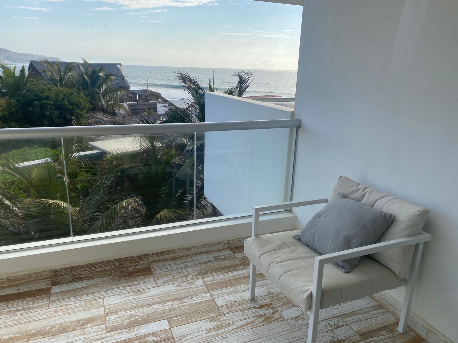 Terraza Junior Suite Deluxe con mobiliario blanco y vistas a Máncora, Suites del Mar