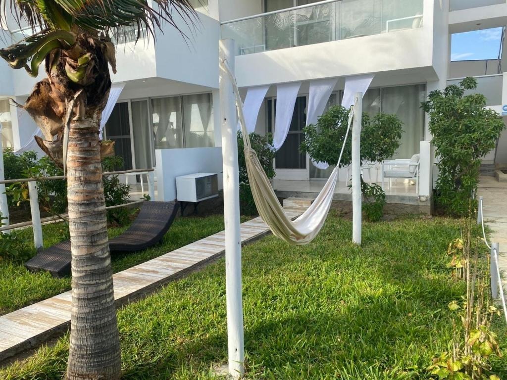 Junior Suite primera planta — jardín privado con hamaca, Suites del Mar Máncora