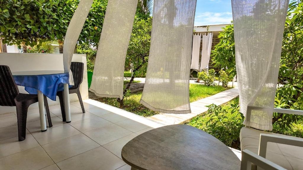 Terraza privada Junior Suite con jardín exuberante, Suites del Mar Máncora