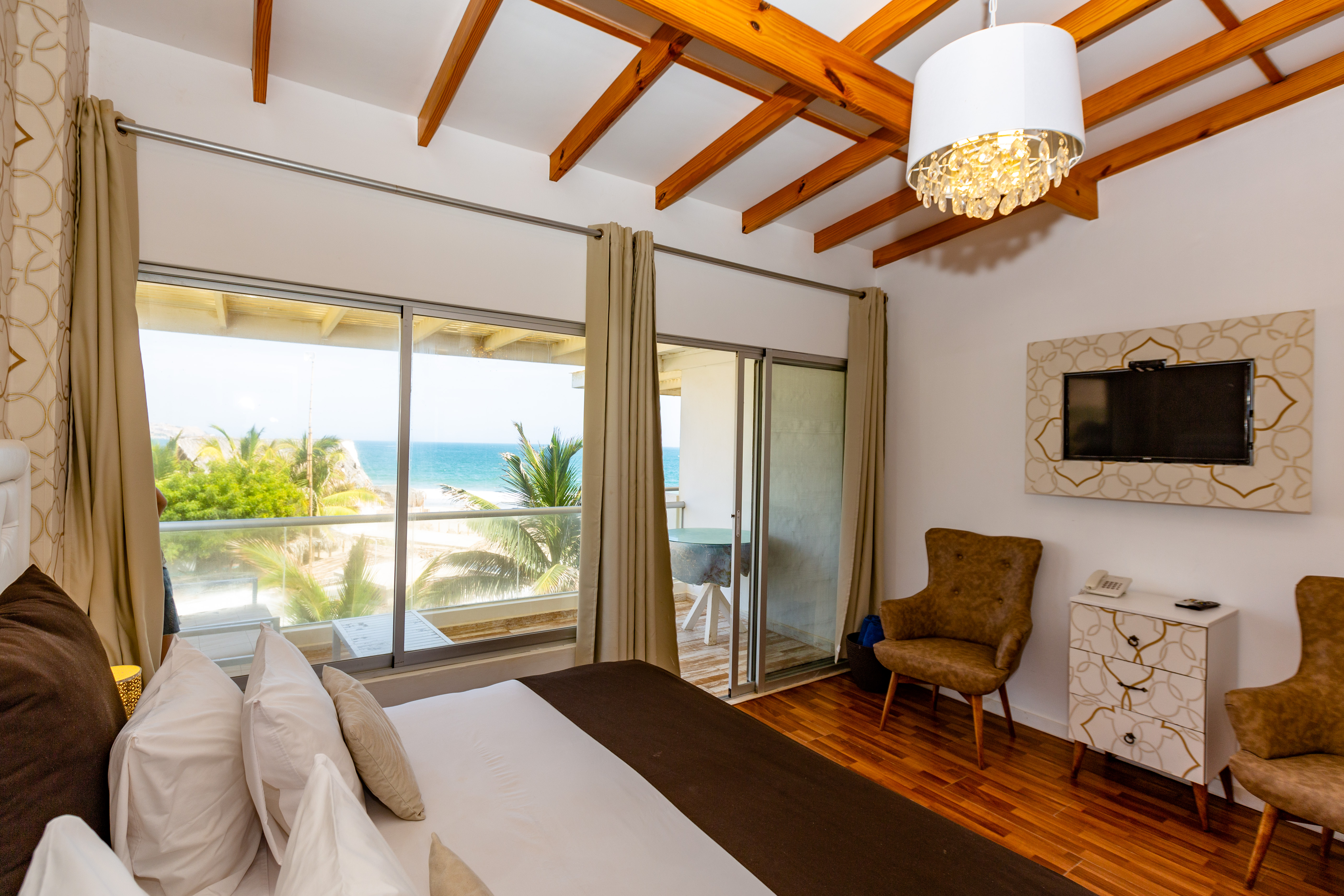Junior Suite Premium con vigas de madera y vistas frontales al Pacífico, Suites del Mar Máncora