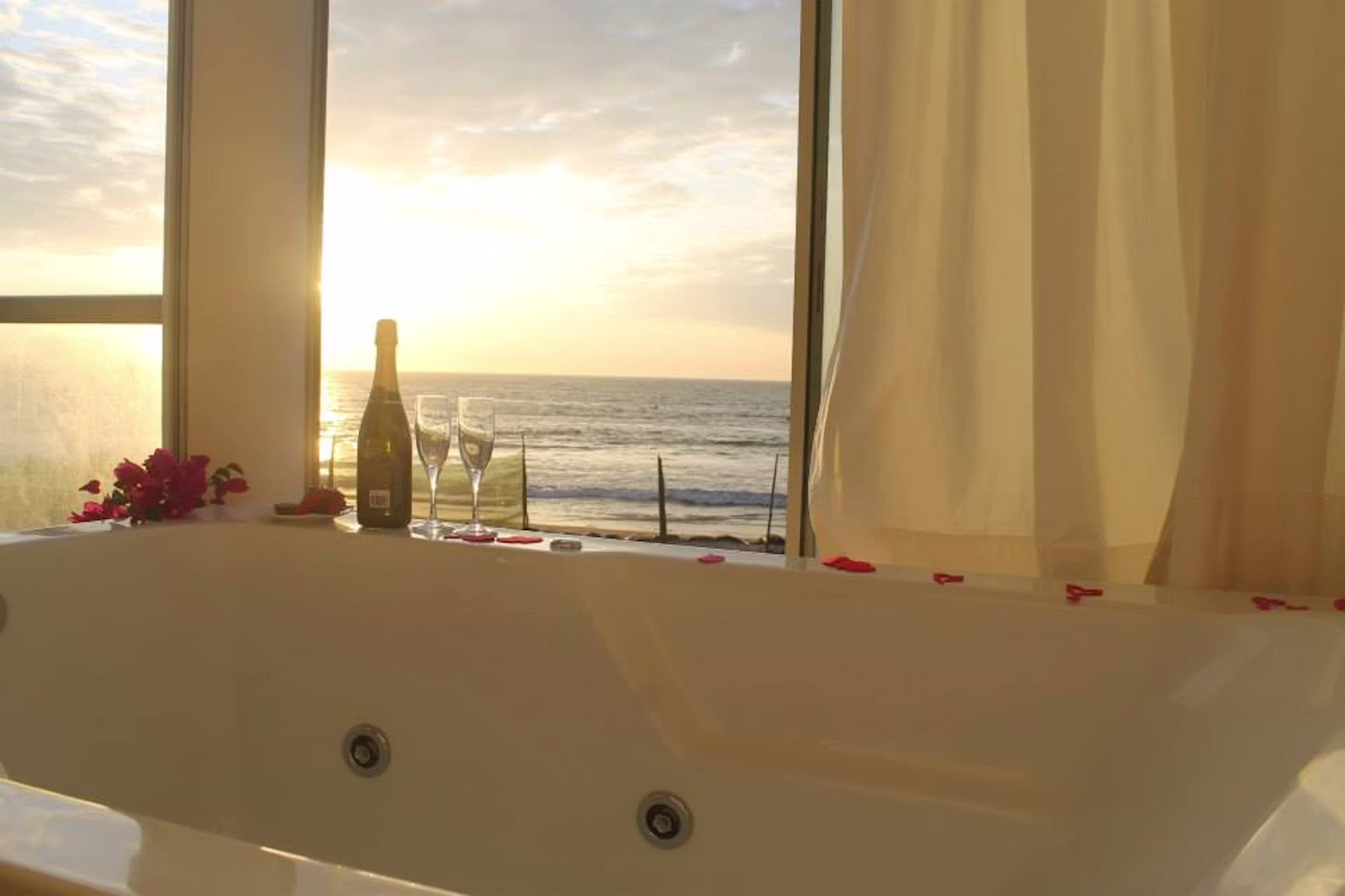 Master Suite Deluxe al atardecer con piscina y Pacífico, Suites del Mar Máncora