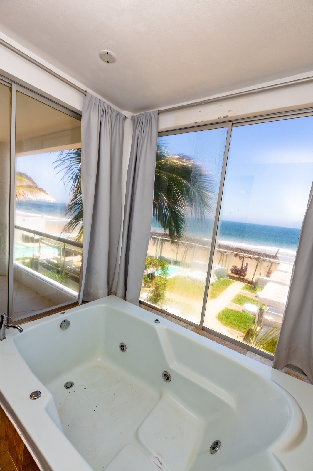 bañera de hidromasaje privada Master Suite Deluxe con vistas al Pacífico, Suites del Mar Máncora