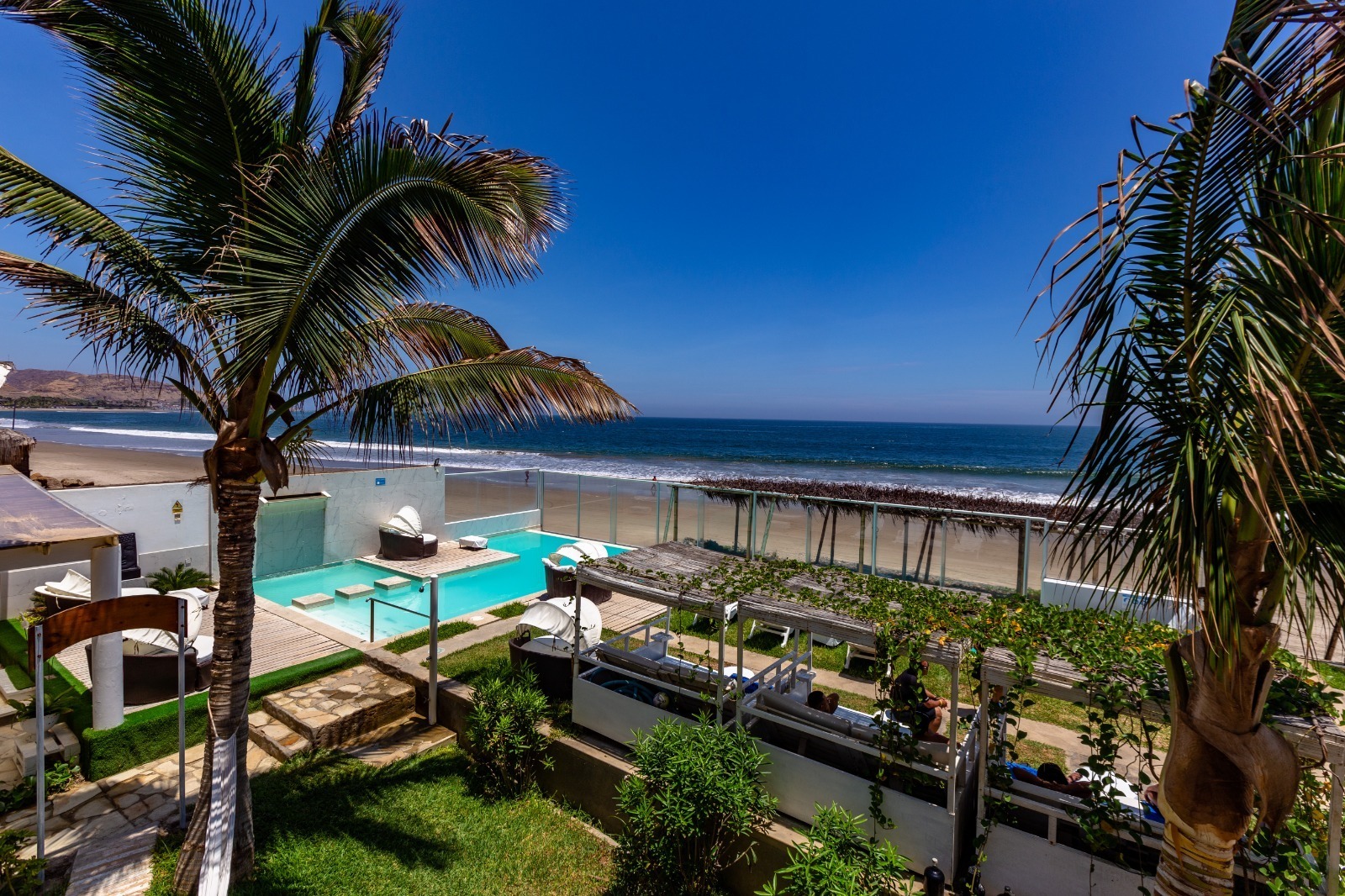 Vistas desde la Master Suite Deluxe sobre piscina y Pacífico, Suites del Mar Máncora