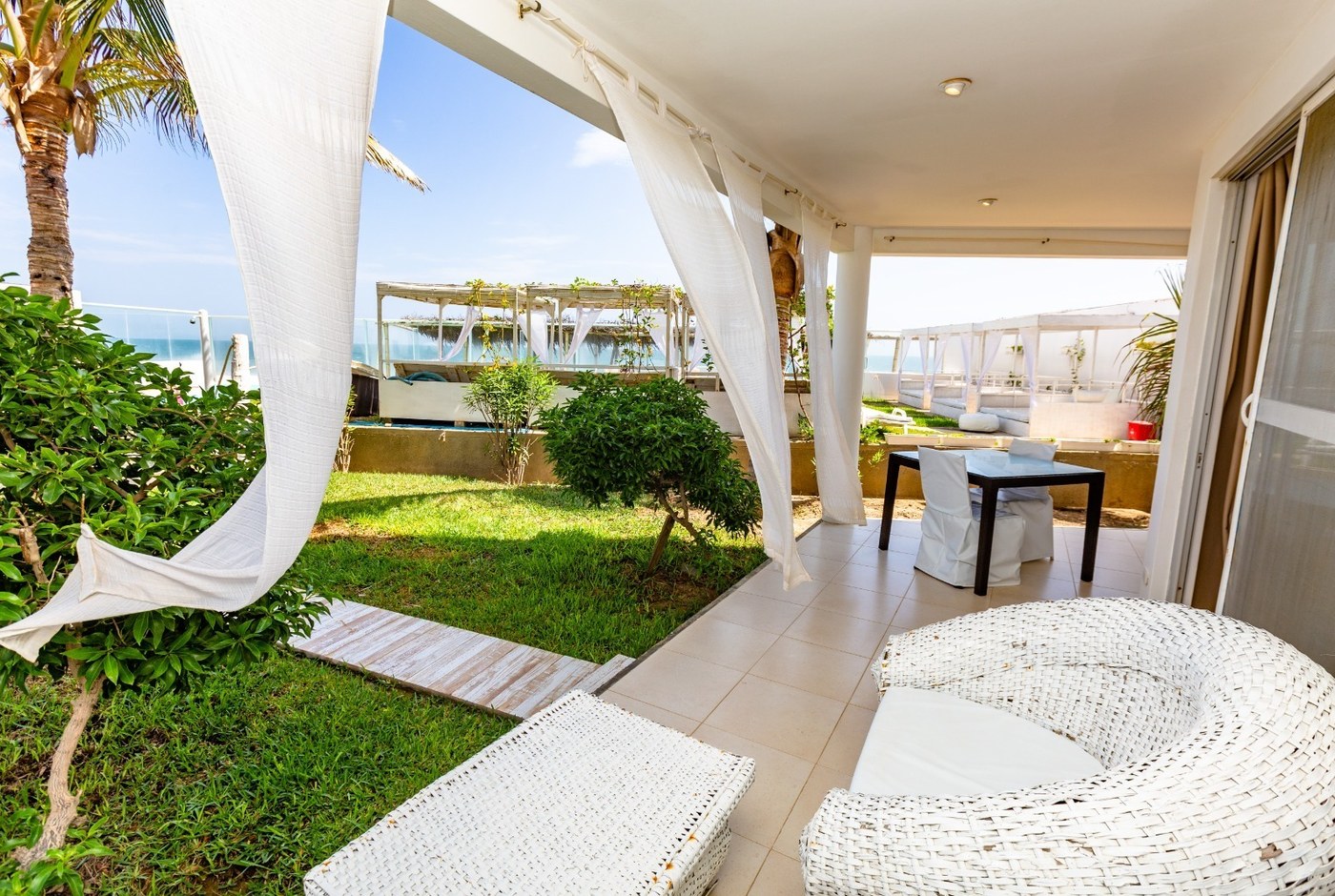 Terraza y jardín de la Master Suite con acceso al mar
