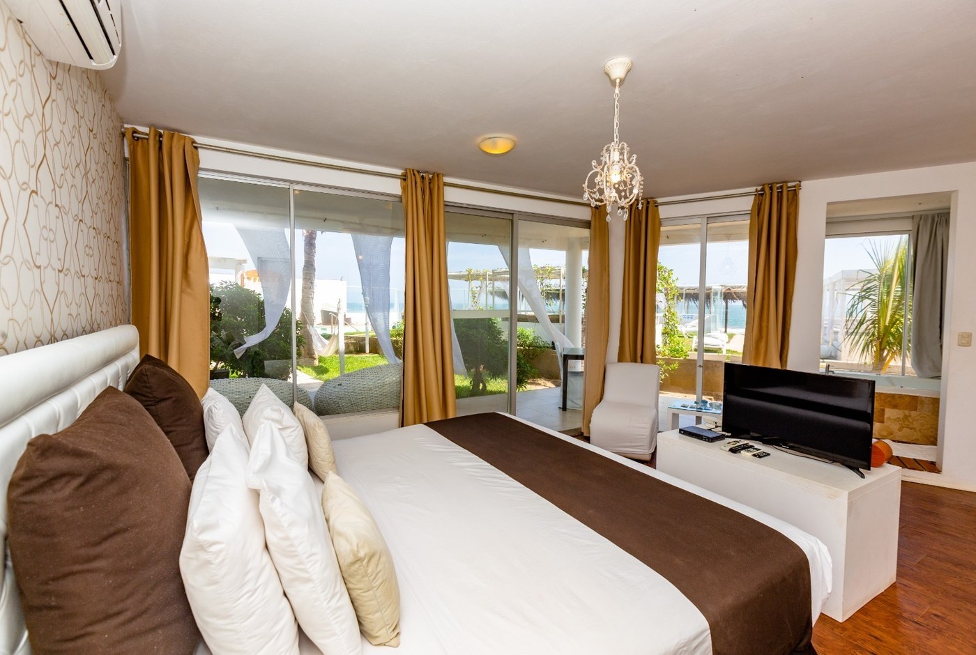 Master Suite — dormitorio con vistas al jardín, piscina y mar, Suites del Mar Máncora