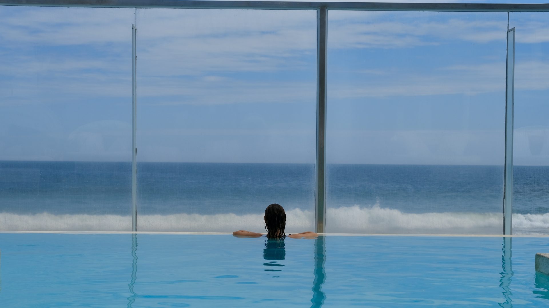 Piscina infinita de Suites del Mar Máncora — accesible para todos los huéspedes