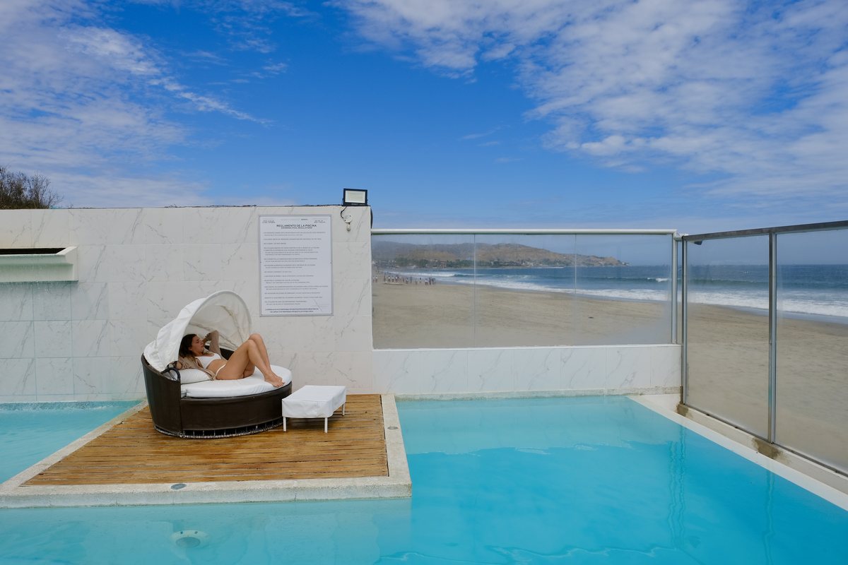 Piscina infinita de Suites del Mar Máncora, accesible para todos los huéspedes