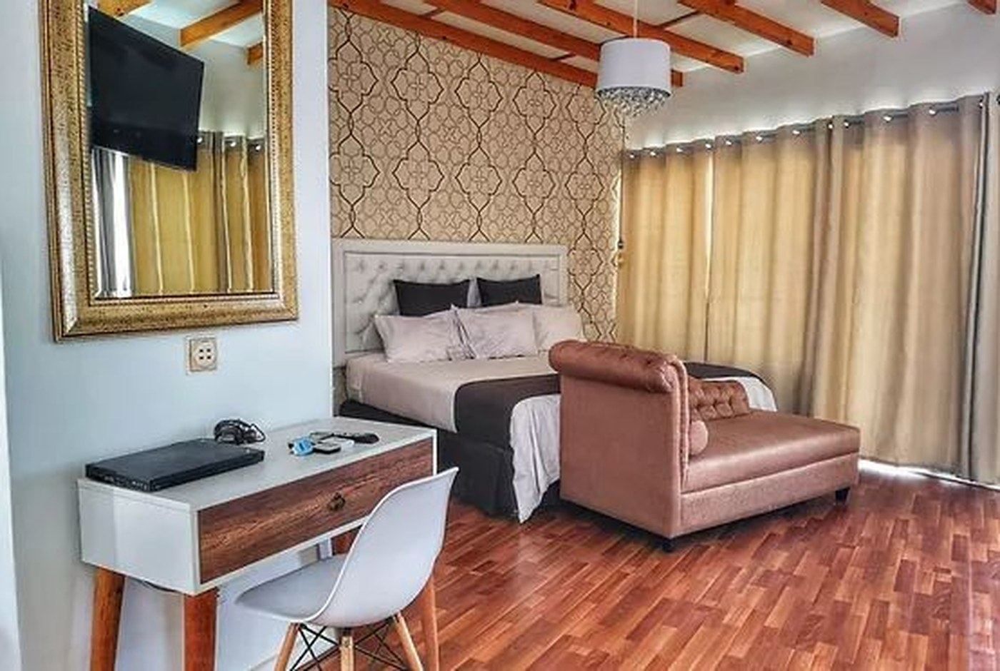 Royal Suite — dormitorio con cama King y vigas de madera