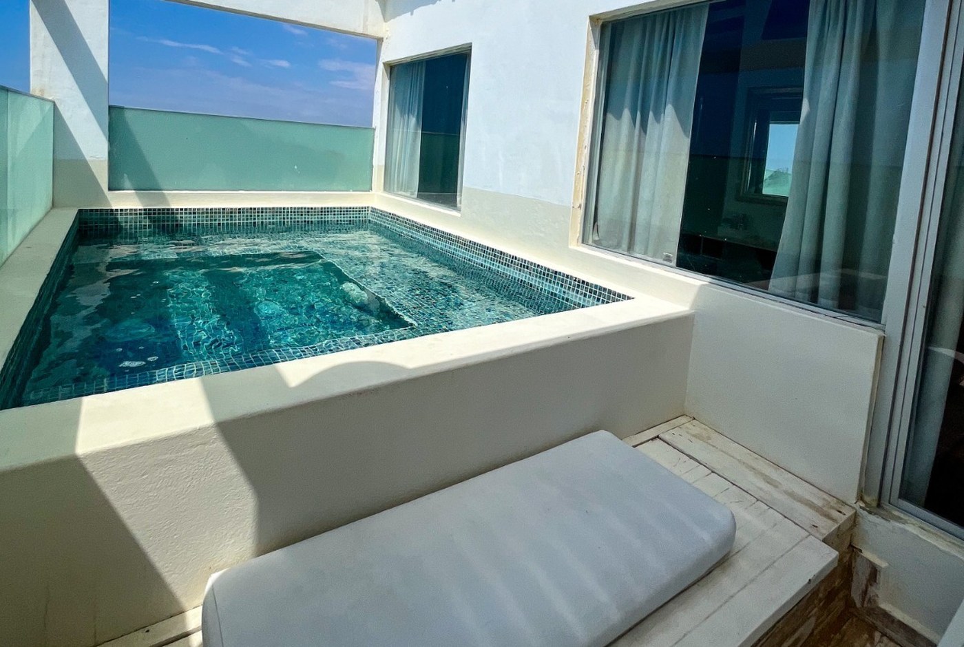 Royal Suite — piscina privada en terraza con vistas al Pacífico, Suites del Mar Máncora