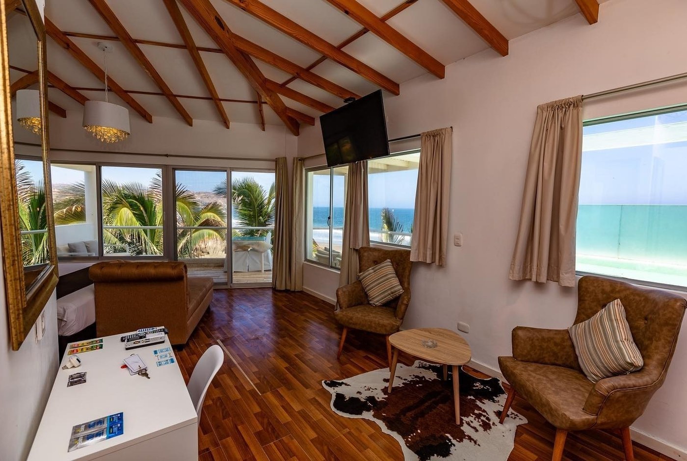 Royal Suite — sala de estar con sillones y vistas panorámicas al mar
